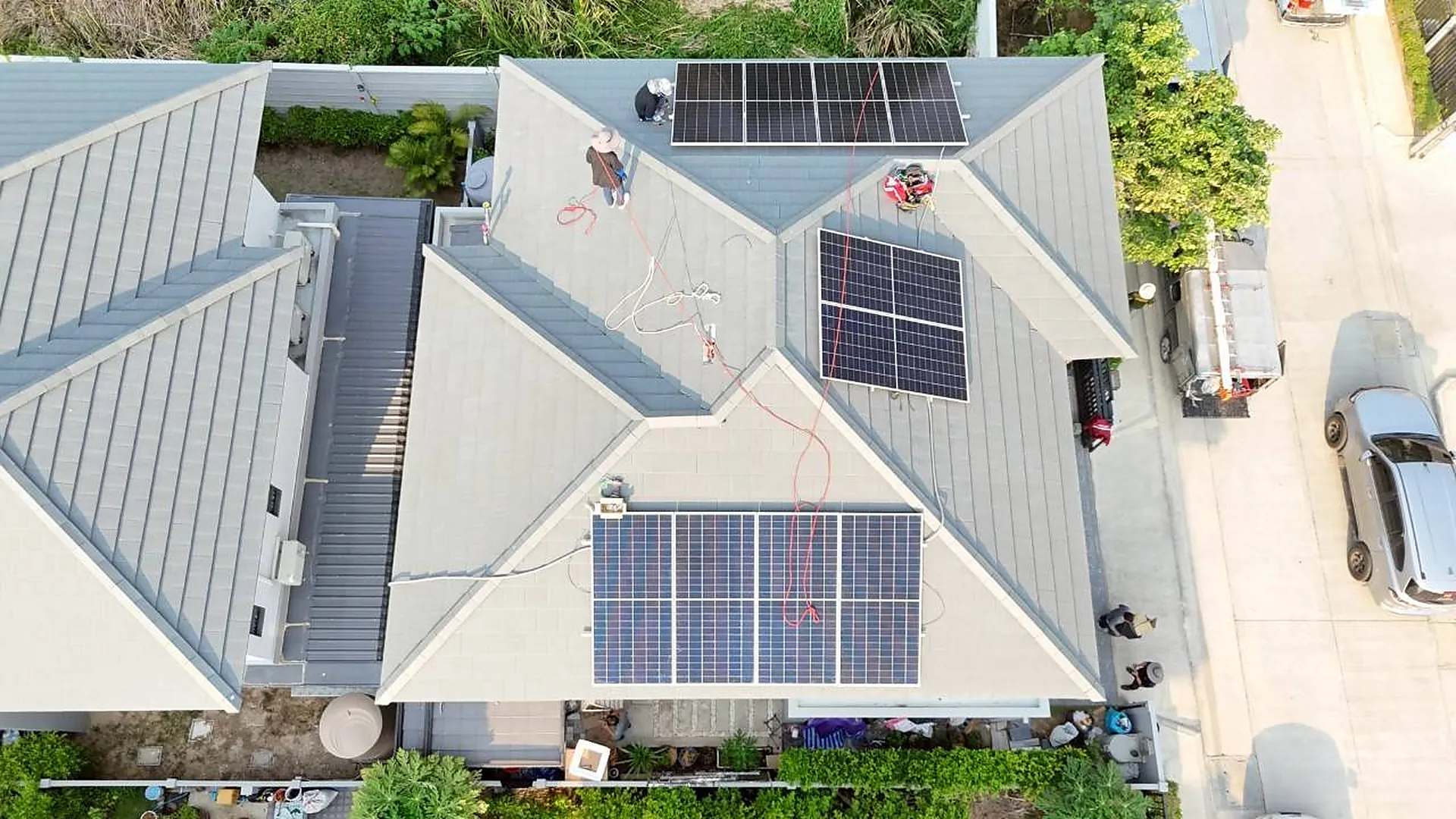 ภาพมุมสูงงานติดตั้งโซลาร์เซลล์บ้านพักอาศัย โดย SolarCare PRO