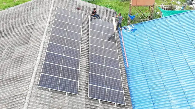 ทีมช่างติดตั้งโซลาร์รูฟโรงงาน — SolarCare PRO