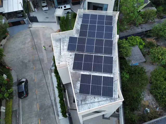 ภาพมุมสูงโซลาร์รูฟอาคารพาณิชย์ — SolarCare PRO