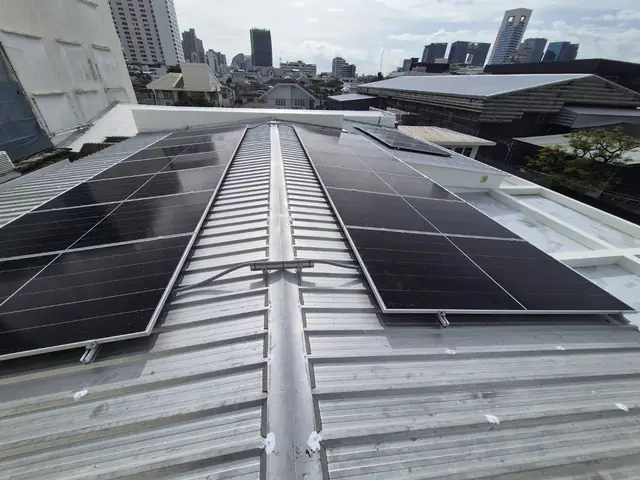โซลาร์เซลล์ดาดฟ้าอาคารวิวเมือง — SolarCare PRO