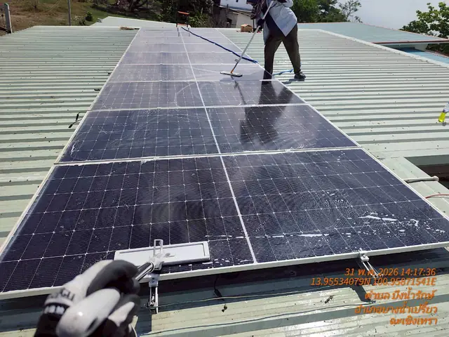 ล้างแผงโซลาร์เซลล์บนหลังคาโรงงาน — SolarCare PRO