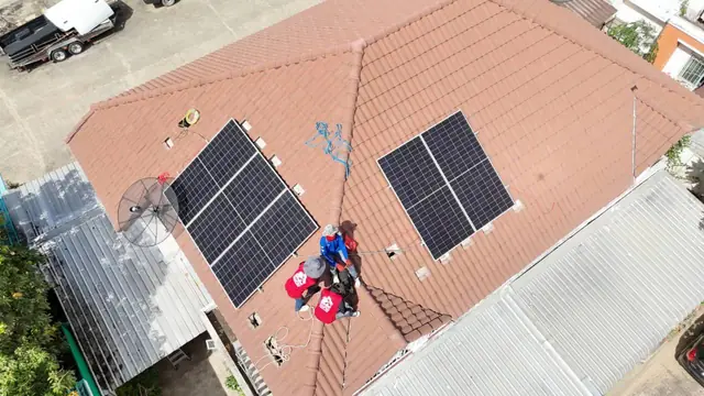 ทีมช่างติดตั้งแผงโซลาร์บนหลังคาบ้าน — SolarCare PRO