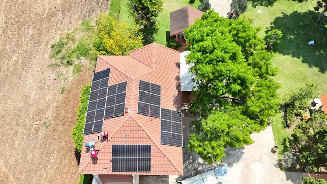 แผงโซลาร์บนหลังคาบ้านสีแดง — SolarCare PRO