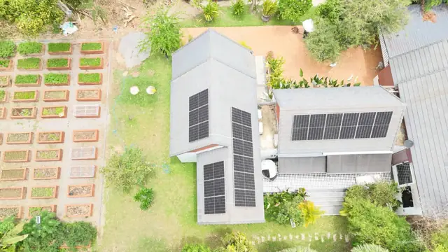 โซลาร์รูฟบ้านโมเดิร์นพร้อมสวนผัก — SolarCare PRO