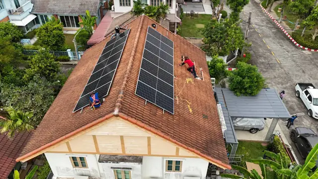 ทีมช่างติดตั้งโซลาร์รูฟบ้านสองชั้น — SolarCare PRO
