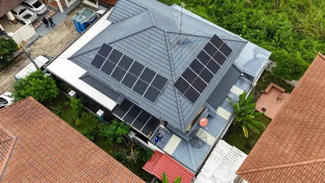 แผงโซลาร์เซลล์บนหลังคาบ้าน — SolarCare PRO