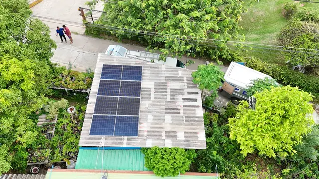 ภาพมุมสูงติดตั้งโซลาร์เซลล์บ้านสวน — SolarCare PRO