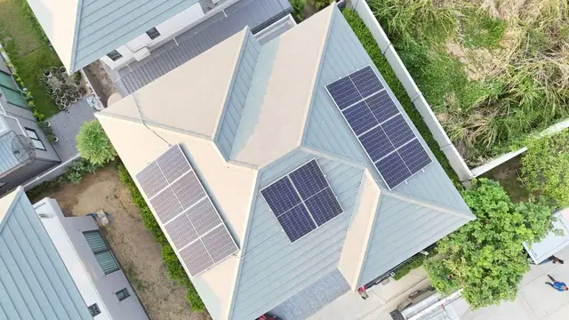 ภาพมุมสูงโซลาร์รูฟหมู่บ้าน — SolarCare PRO
