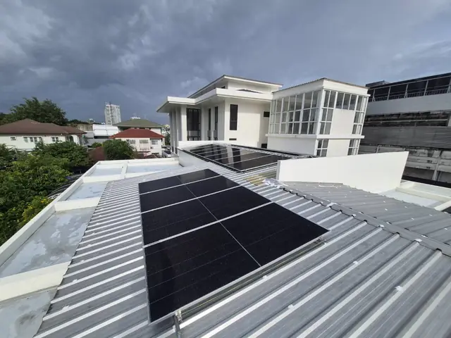 โซลาร์รูฟบ้านโมเดิร์นวิวเมือง — SolarCare PRO