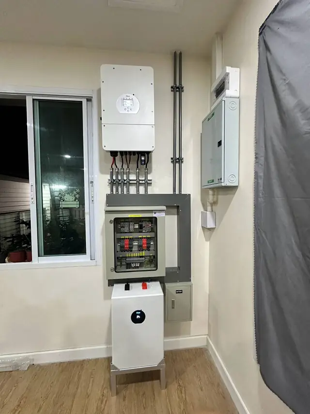 ติดตั้งอินเวอร์เตอร์พร้อมแบตเตอรี่ในบ้าน — SolarCare PRO