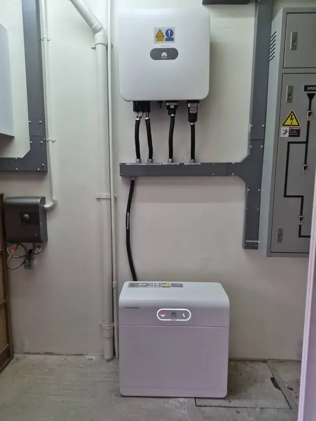 อินเวอร์เตอร์และแบตเตอรี่ติดตั้งภายในบ้าน — SolarCare PRO